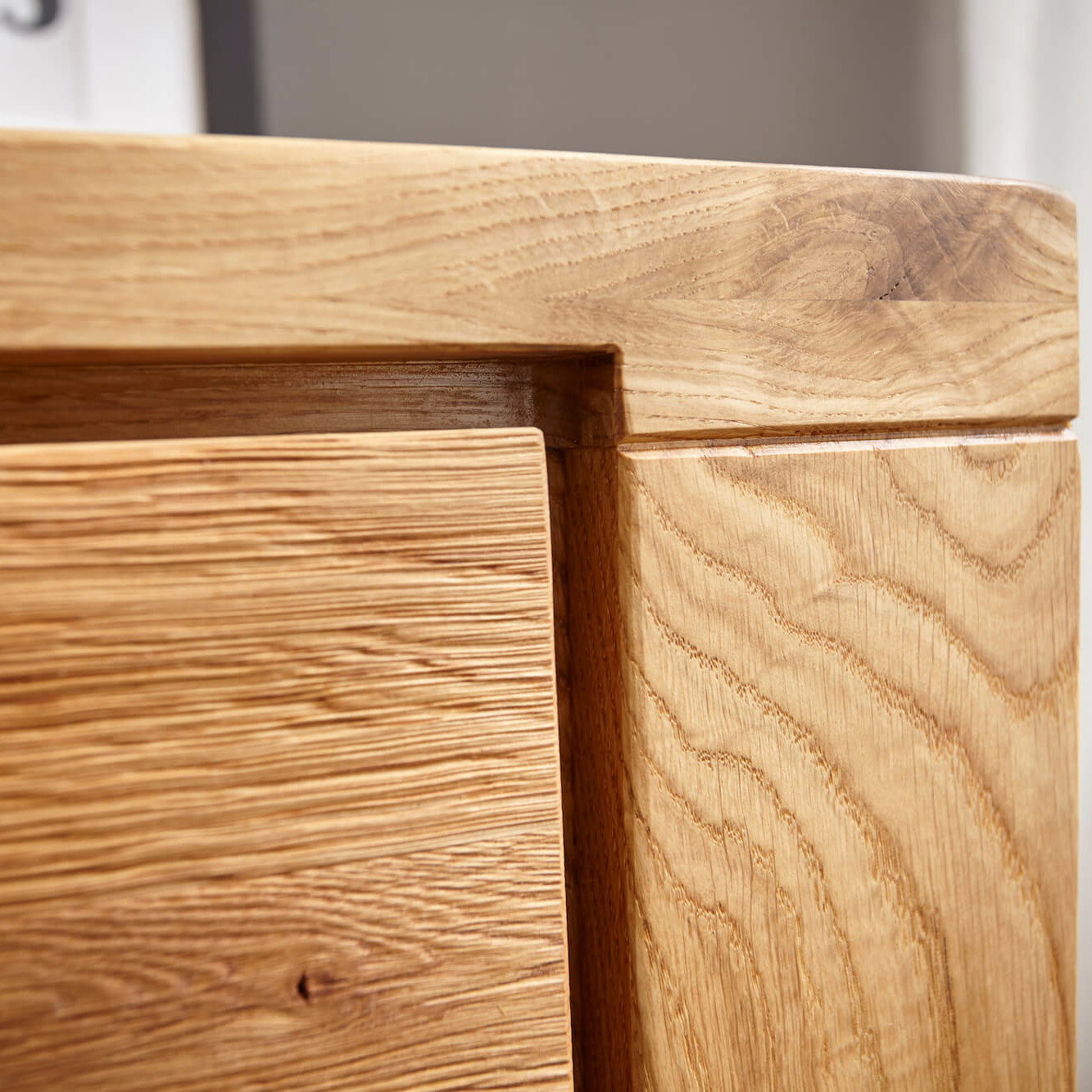 Nahaufnahme des Holzes von Sideboard Bakersfield von Natura Home, Asteiche massiv, geölt. drei Türen, eine Schublade