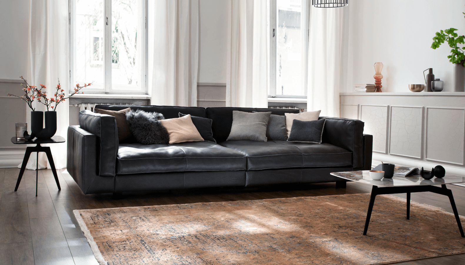 Sofa Aprino 3 - 4-Sitzer XXL, Dickleder, schwarz, Armlehne Kissen