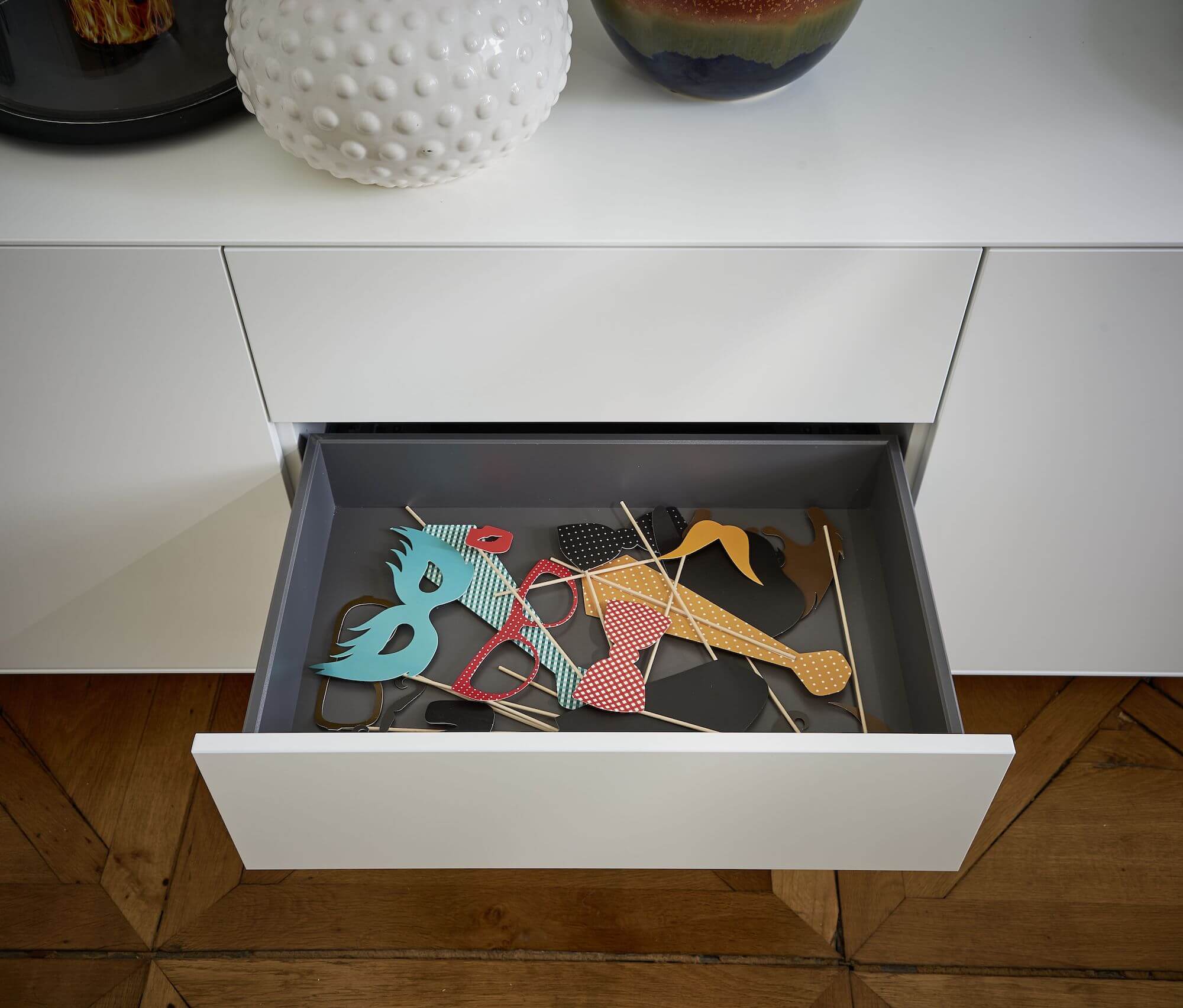 Sideboard Henri von Raum.Freunde in weißem Lack, mit Rollen