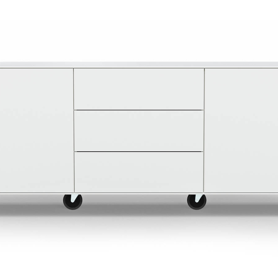 Sideboard Henri von Raum.Freunde in weißem Lack, mit Rollen