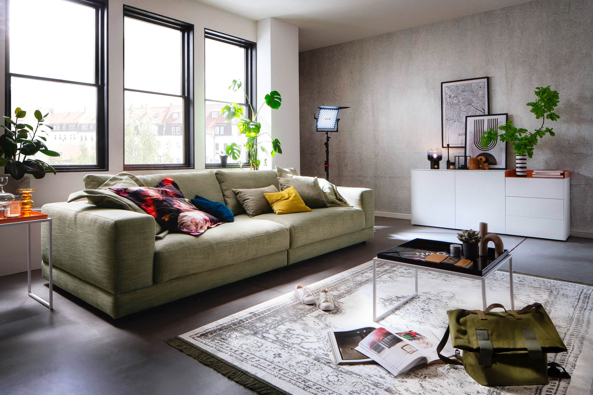 Sofa Juni in Lindgrün von Rau.Freunde, Hocker Juni von Raum.Freunde, Petrol, Bodenstehend mit Gleitern