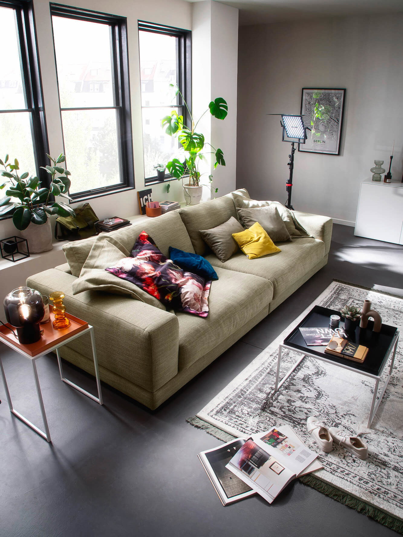Sofa Juni in Lindgrün von Rau.Freunde, Hocker Juni von Raum.Freunde, Petrol, Bodenstehend mit Gleitern