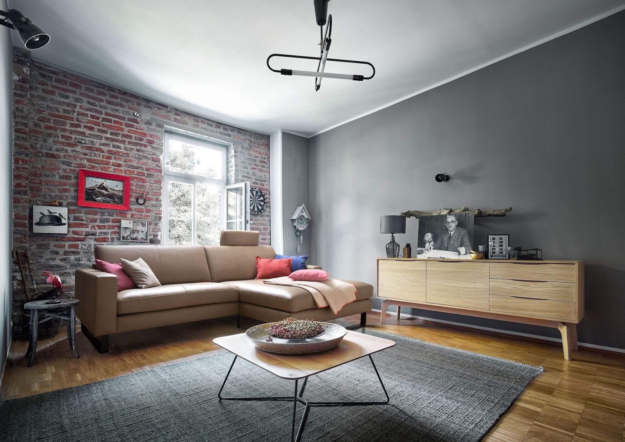 Ecksofa Liv - 2-Sitzer links, Longchair rechts. Leder, Taupe, Raum.Freunde