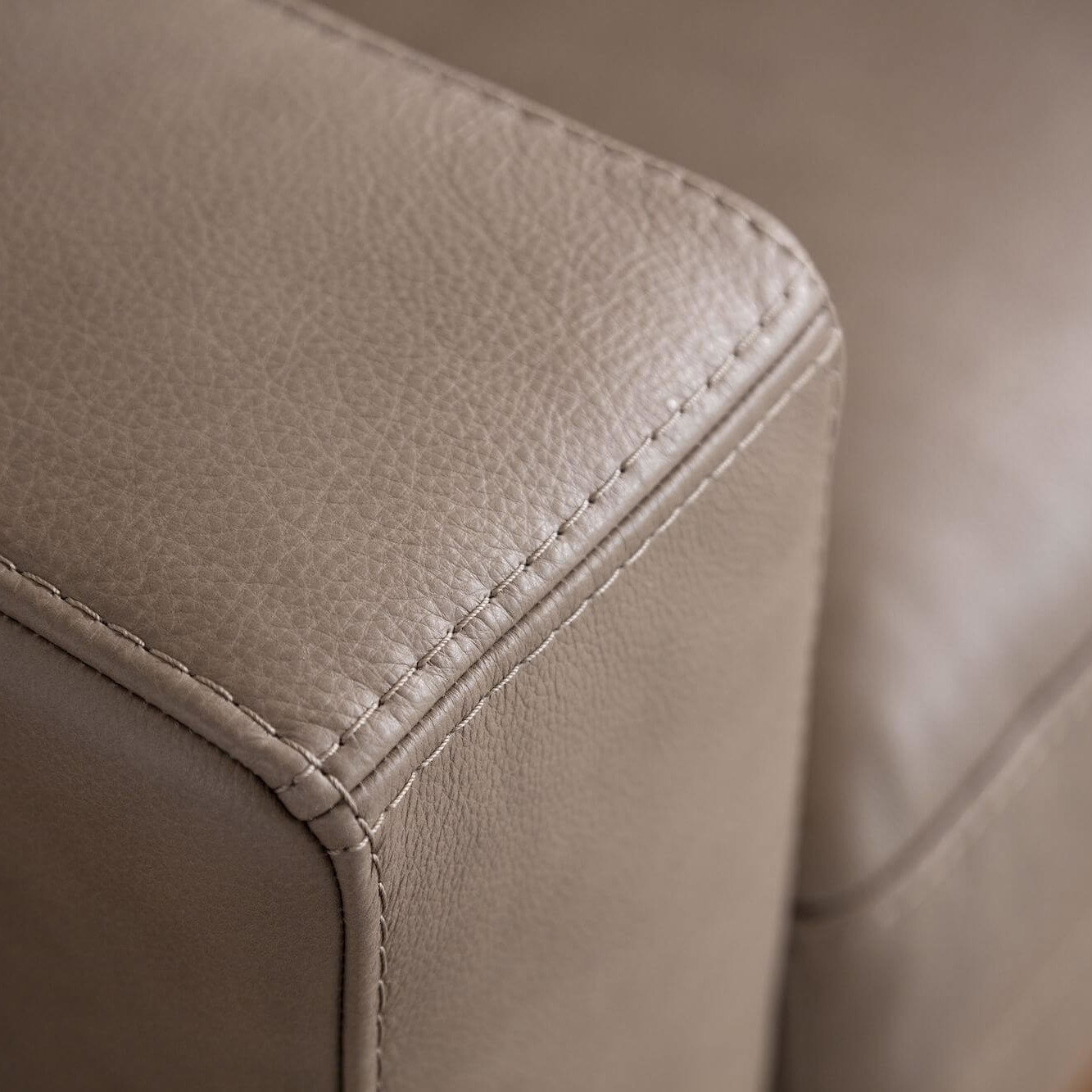 Ecksofa Liv - 2-Sitzer links, Longchair rechts. Leder, Taupe, Raum.Freunde