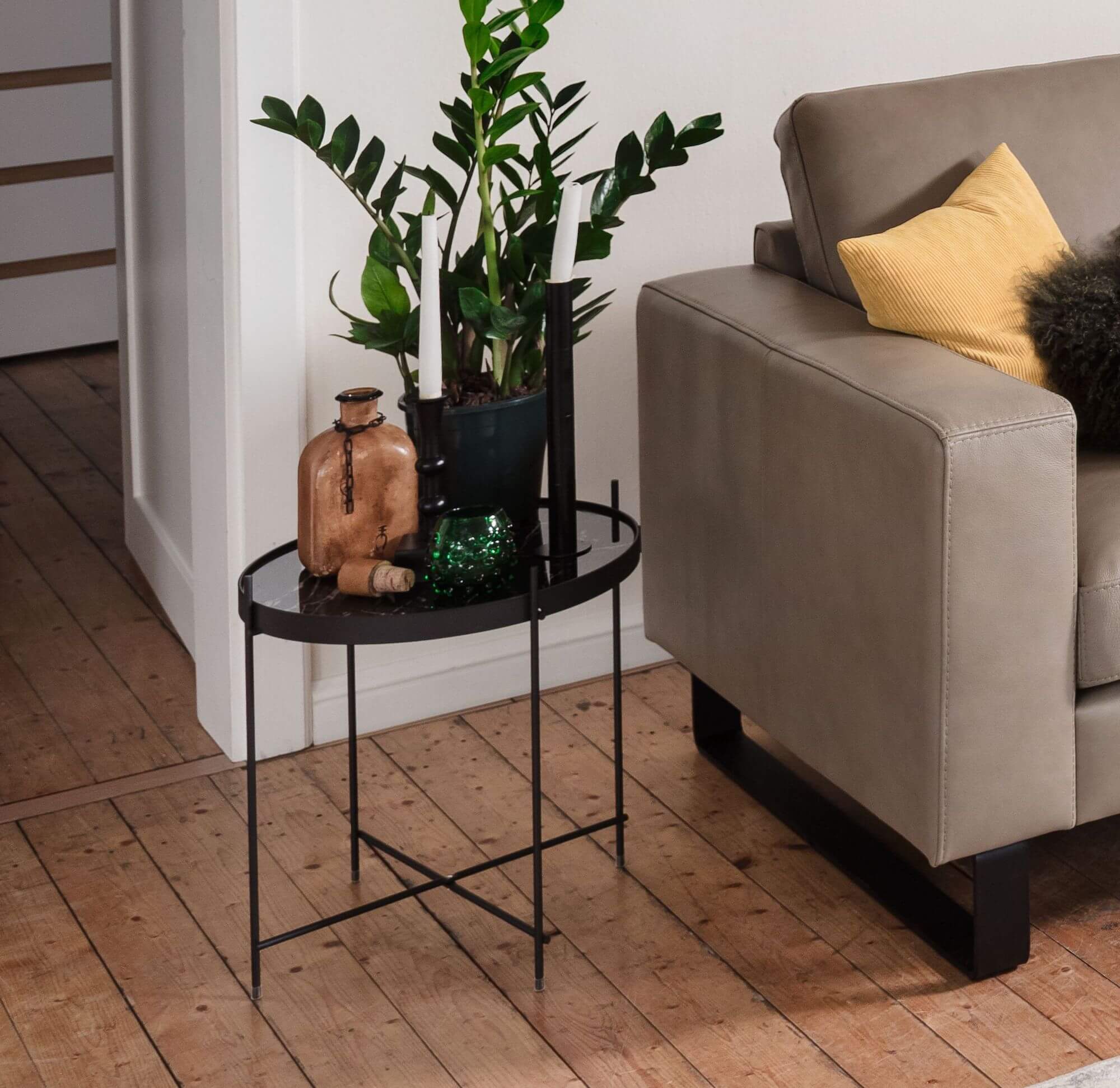 Ecksofa Liv - 2-Sitzer links, Longchair rechts. Leder, Taupe, Raum.Freunde