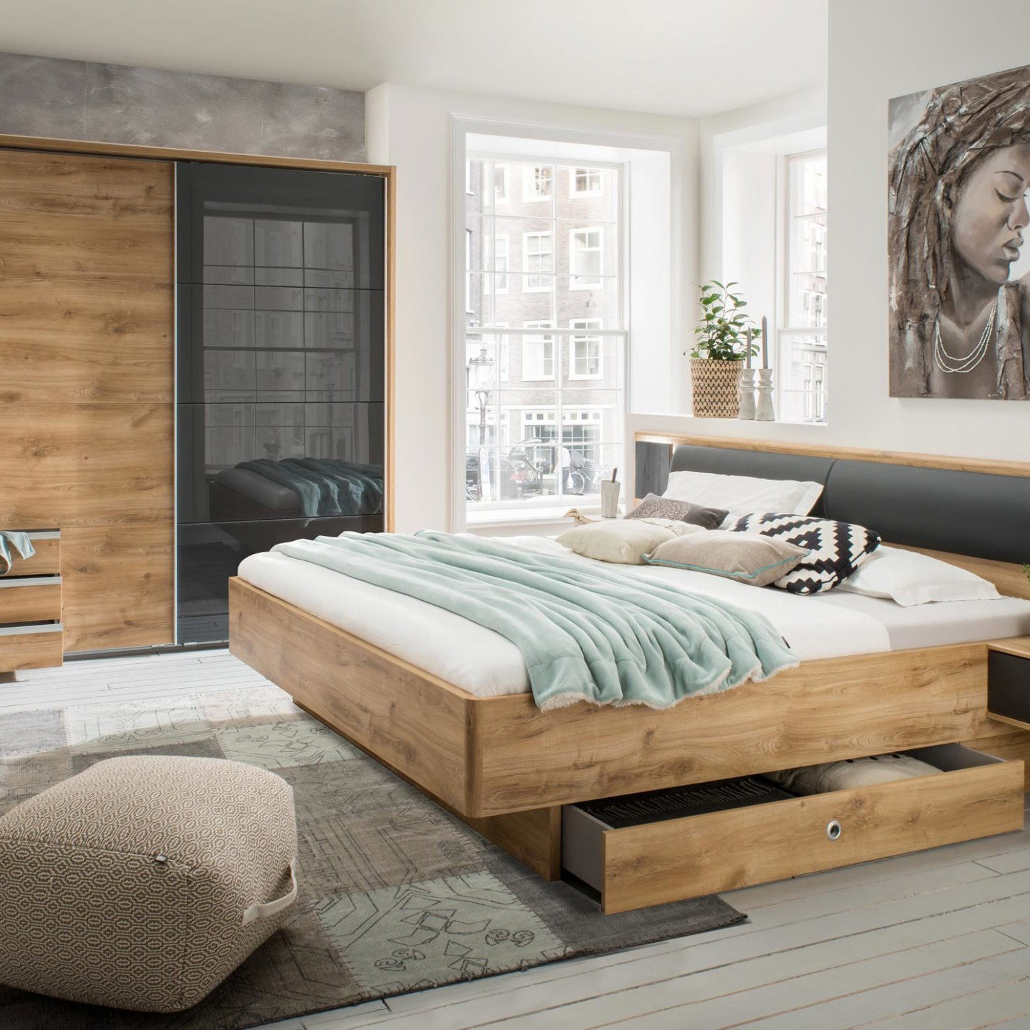 Schlafzimmer mit kontrastierendem Stilbruch zwischen modernem Mobiliar und rustikalen Akzenten