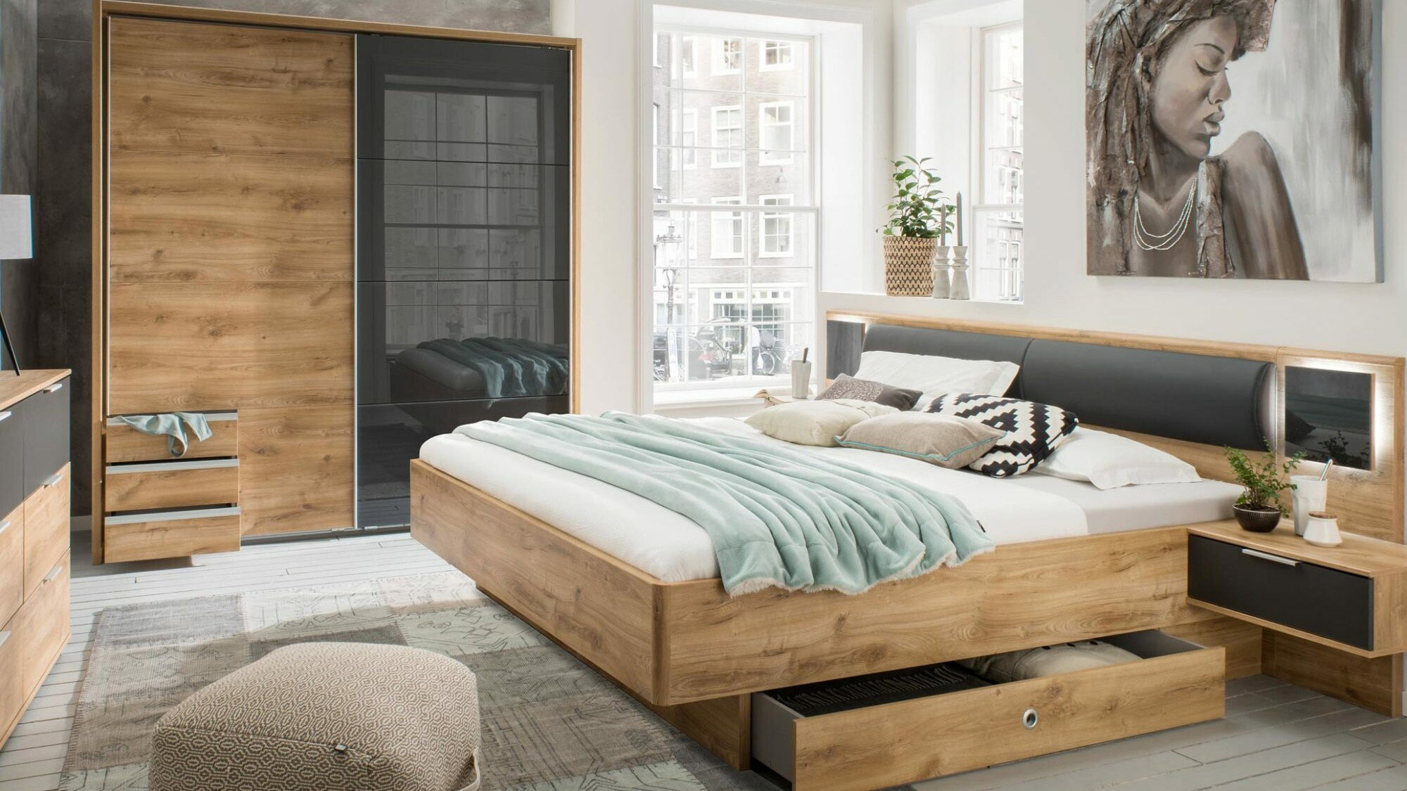Schlafzimmer mit kontrastierendem Stilbruch zwischen modernem Mobiliar und rustikalen Akzenten