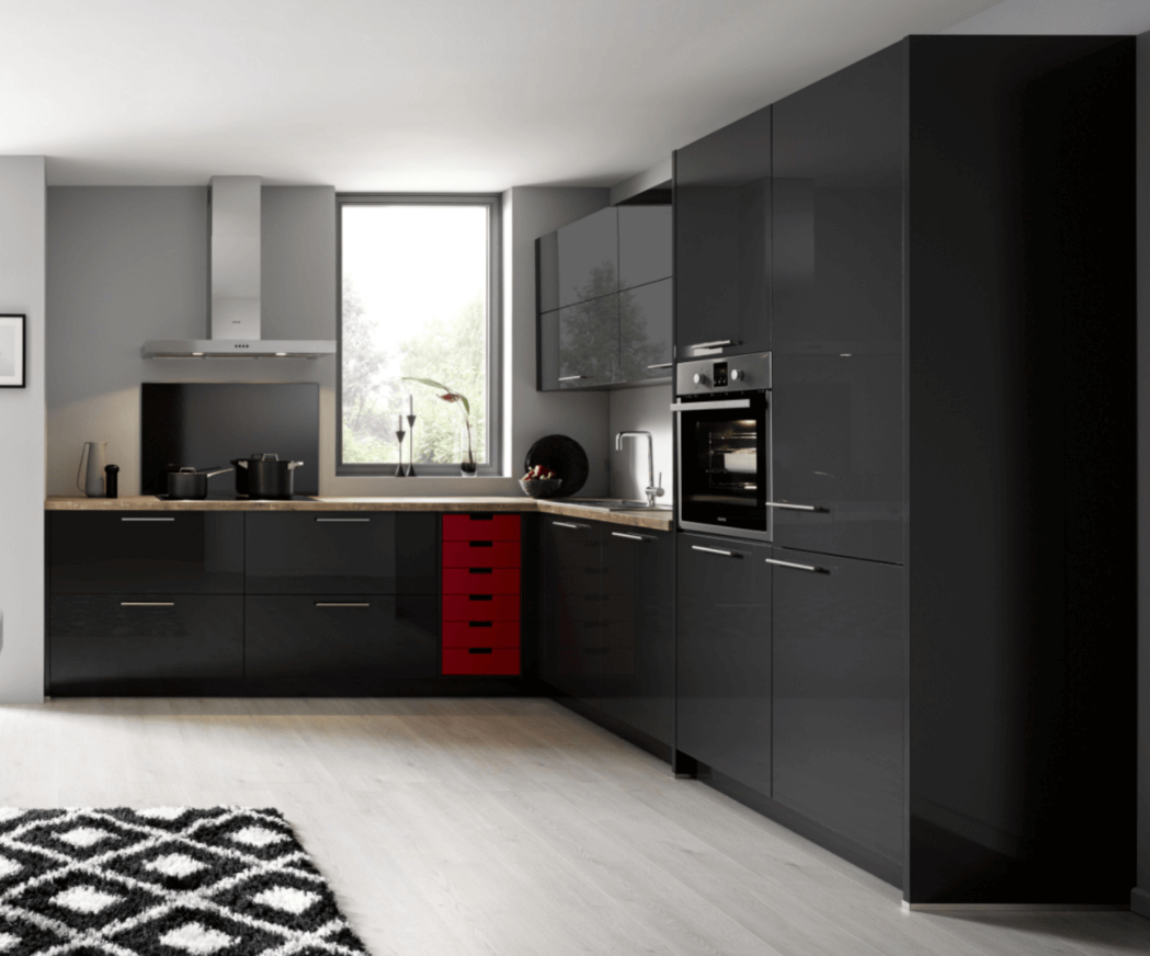 Winkelküche mit schwarzen glänzenden Fronten
