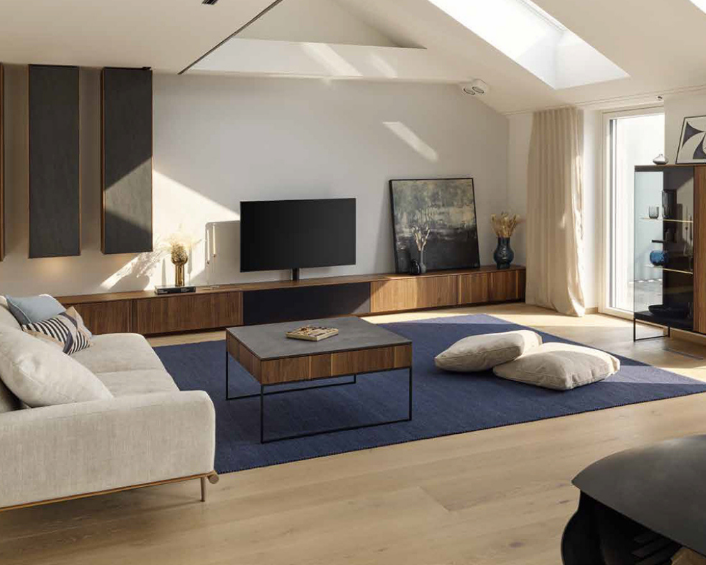 Gemütliches Wohnzimmer, warme Farben im Wohnzimmer, Wohlfühloase im eigenen Wohnzimmer, dunkelblauer Teppich und weißes Sofa