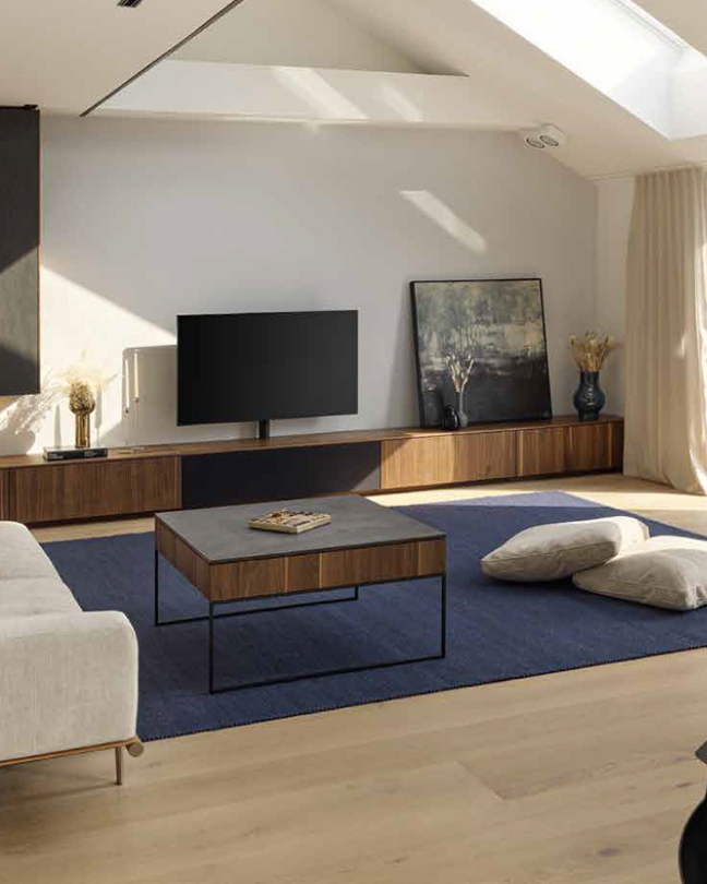 Gem&uuml;tliches Wohnzimmer, warme Farben im Wohnzimmer, Wohlf&uuml;hloase im eigenen Wohnzimmer, dunkelblauer Teppich und wei&szlig;es Sofa