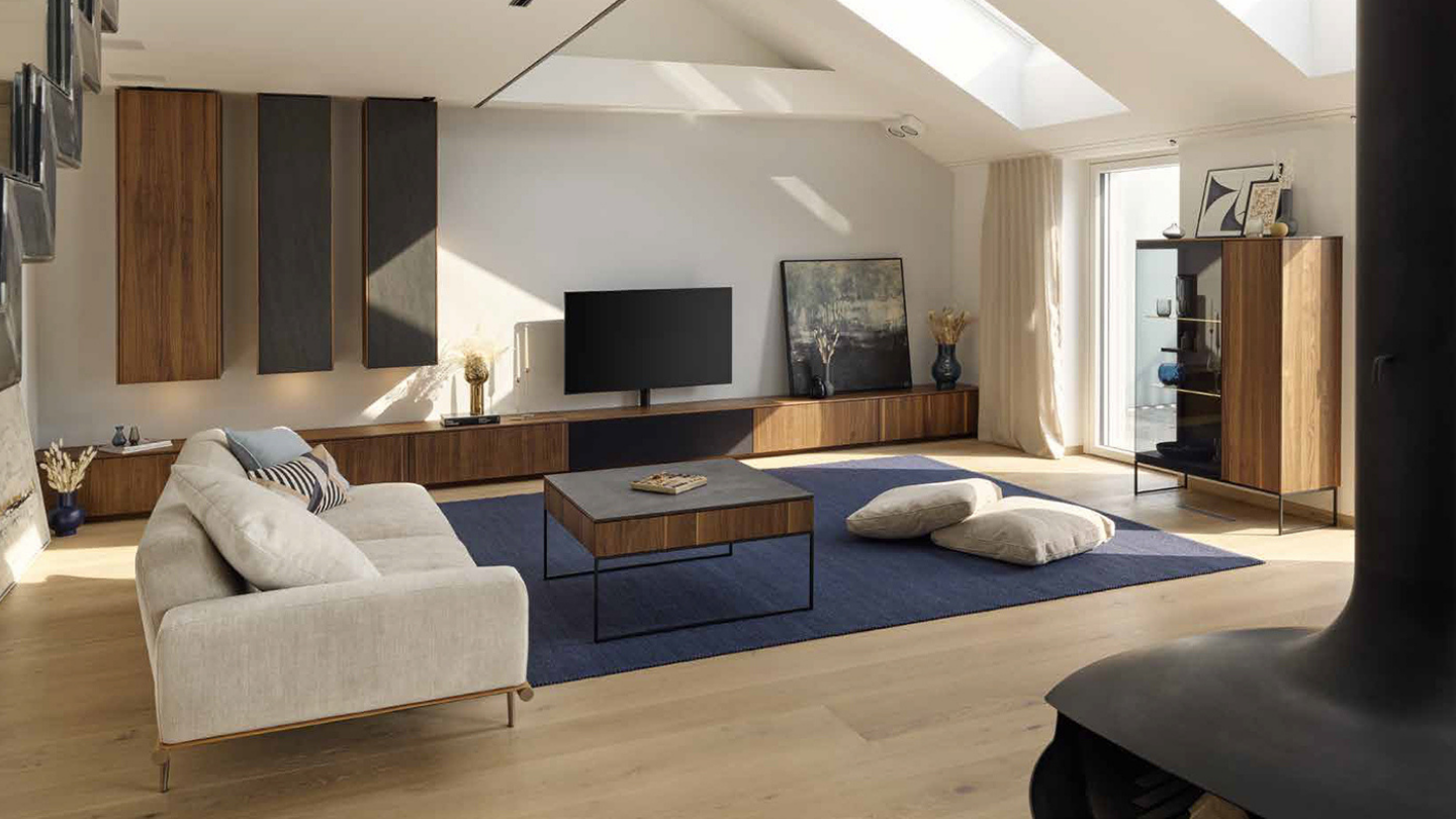 Gem&uuml;tliches Wohnzimmer, warme Farben im Wohnzimmer, Wohlf&uuml;hloase im eigenen Wohnzimmer, dunkelblauer Teppich und wei&szlig;es Sofa