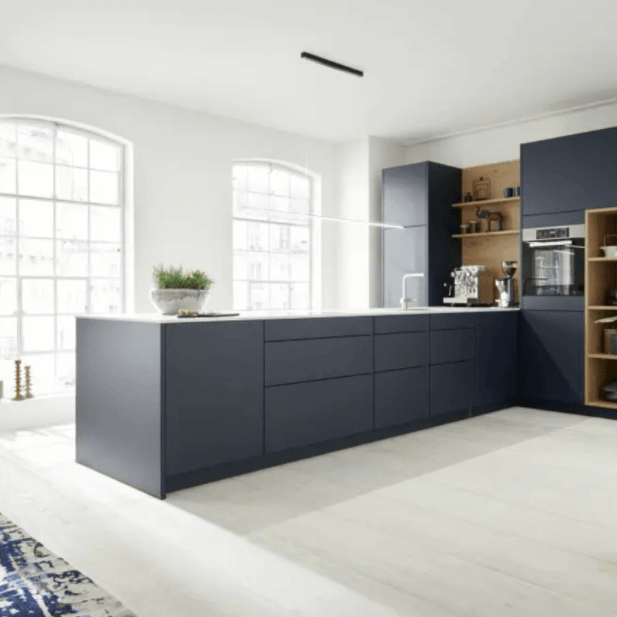 graublaue Küche als Akzent mit weißen Wänden