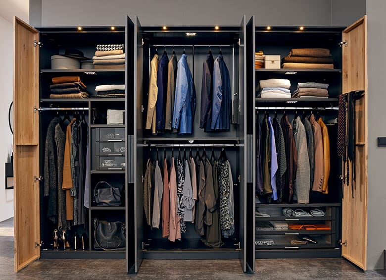 Drehtürenschrank Kleiderschrank bestückt mit Hemden