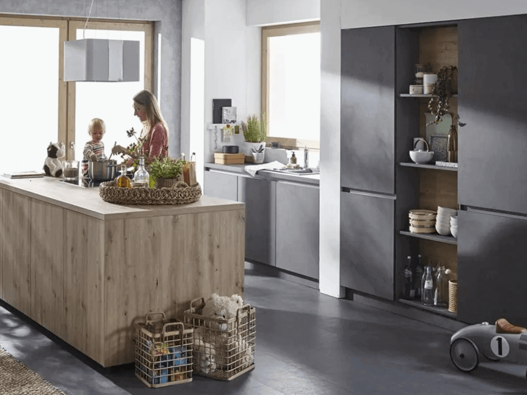 Moderne U-Küche mit Holz Elemente und grauer Wandzeile