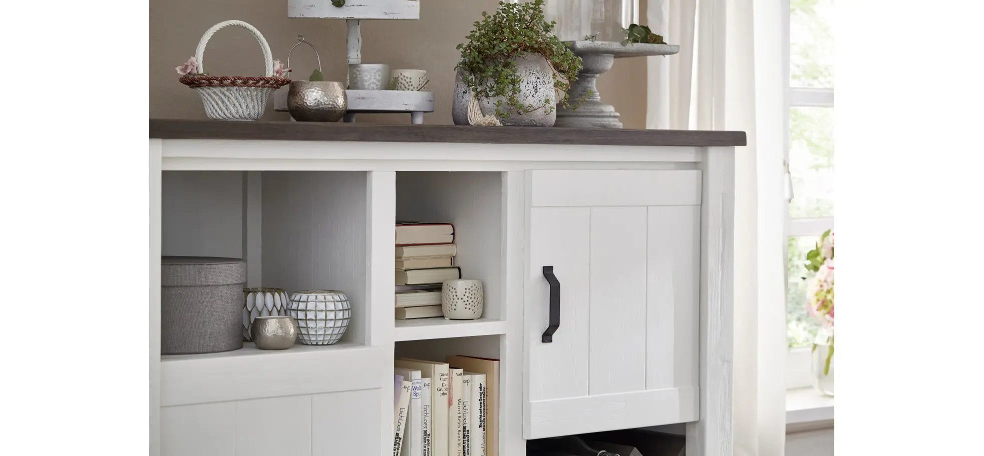 weisses Highboard mit Dekoration