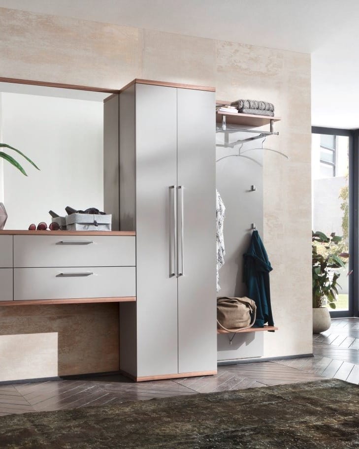beige Garderobe, helle schlichte moderne Garderobe, schöne Garderobe,