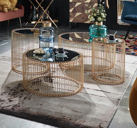 Vier Couchtische mit rosefarbenen Untergestell aus Metall und dunklen Glasplatten
