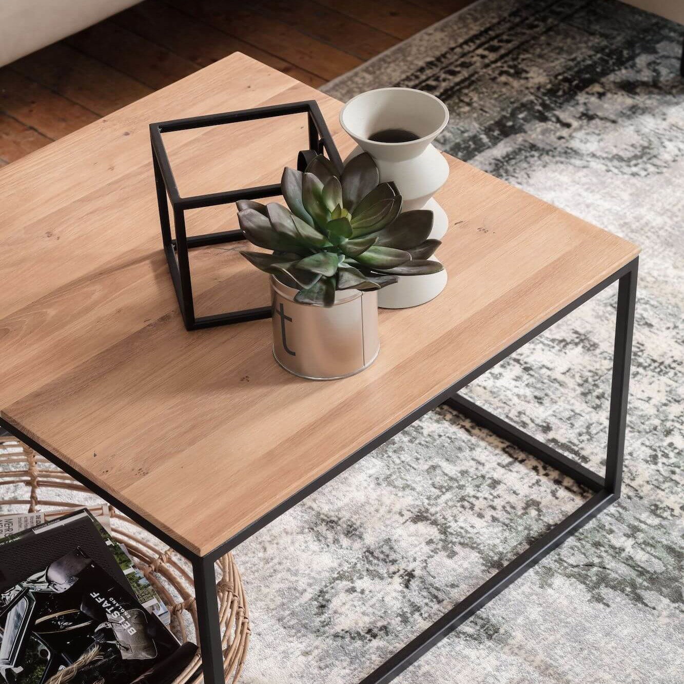 Couchtisch Kai von Raum.Freunde, quadratisch mit Metallgestell und Platte aus massiver Asteiche