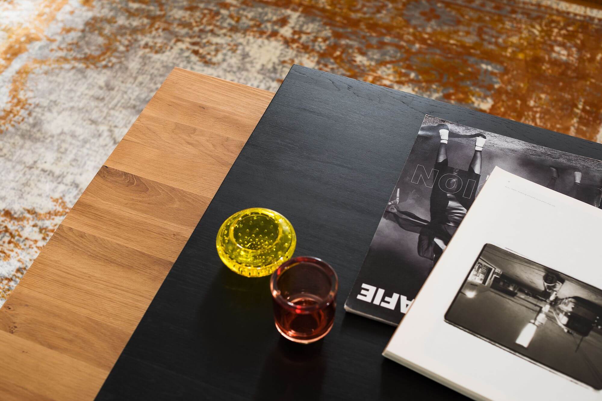 Couchtisch Kai von Raum.Freunde, quadratisch mit Metallgestell und Platte aus massiver Asteiche