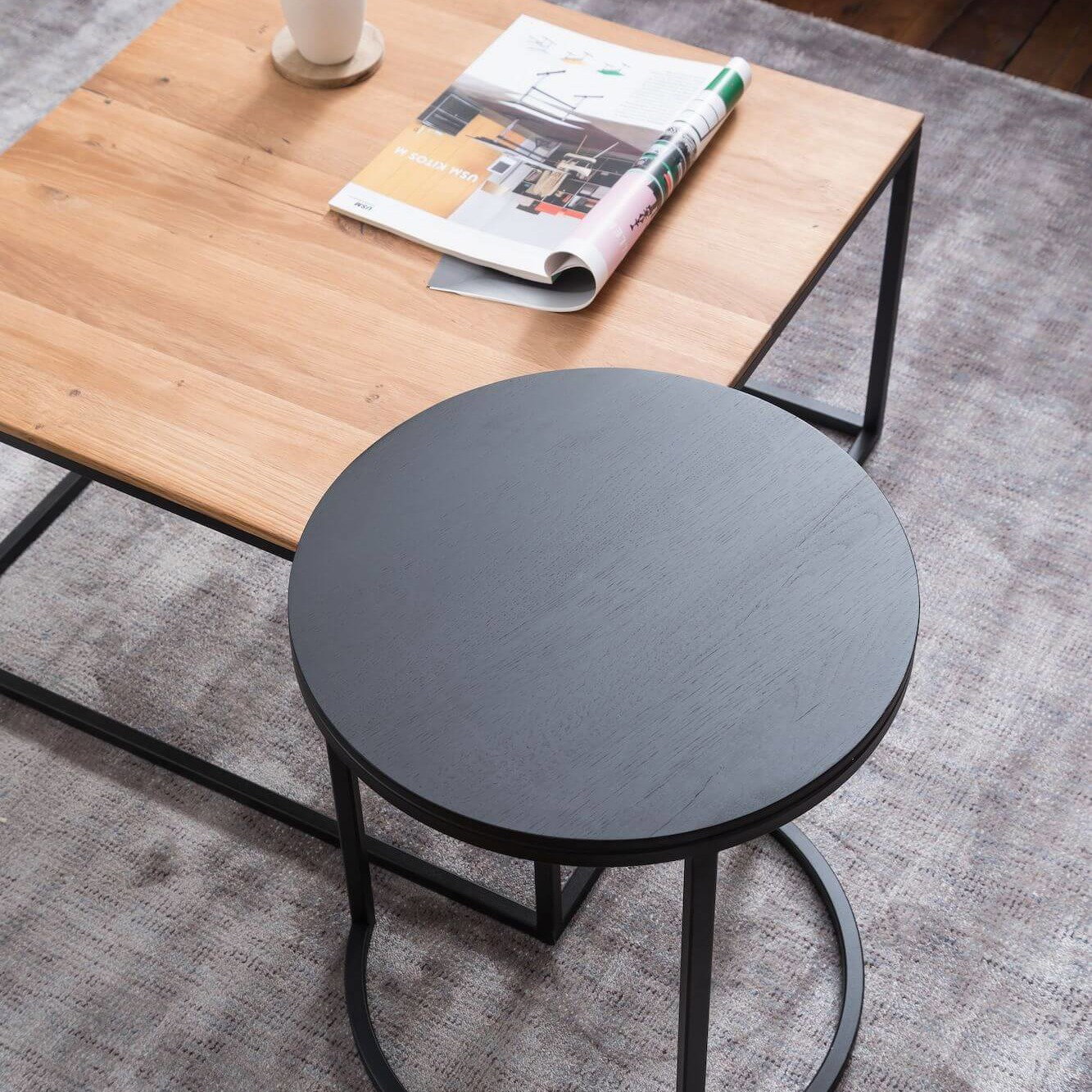 Couchtisch Kai von Raum.Freunde, quadratisch mit Metallgestell und Platte aus massiver Asteiche