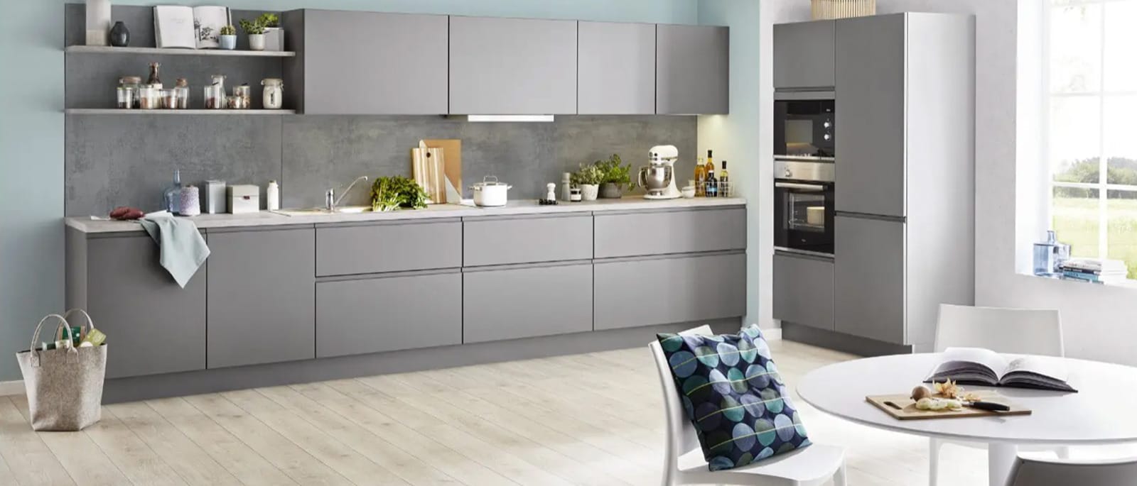 Detailansicht der modernen Küchenzeile KA45.150 in Quarzgrau Softmatt, perfekt für effizientes Küche Einräumen 2024