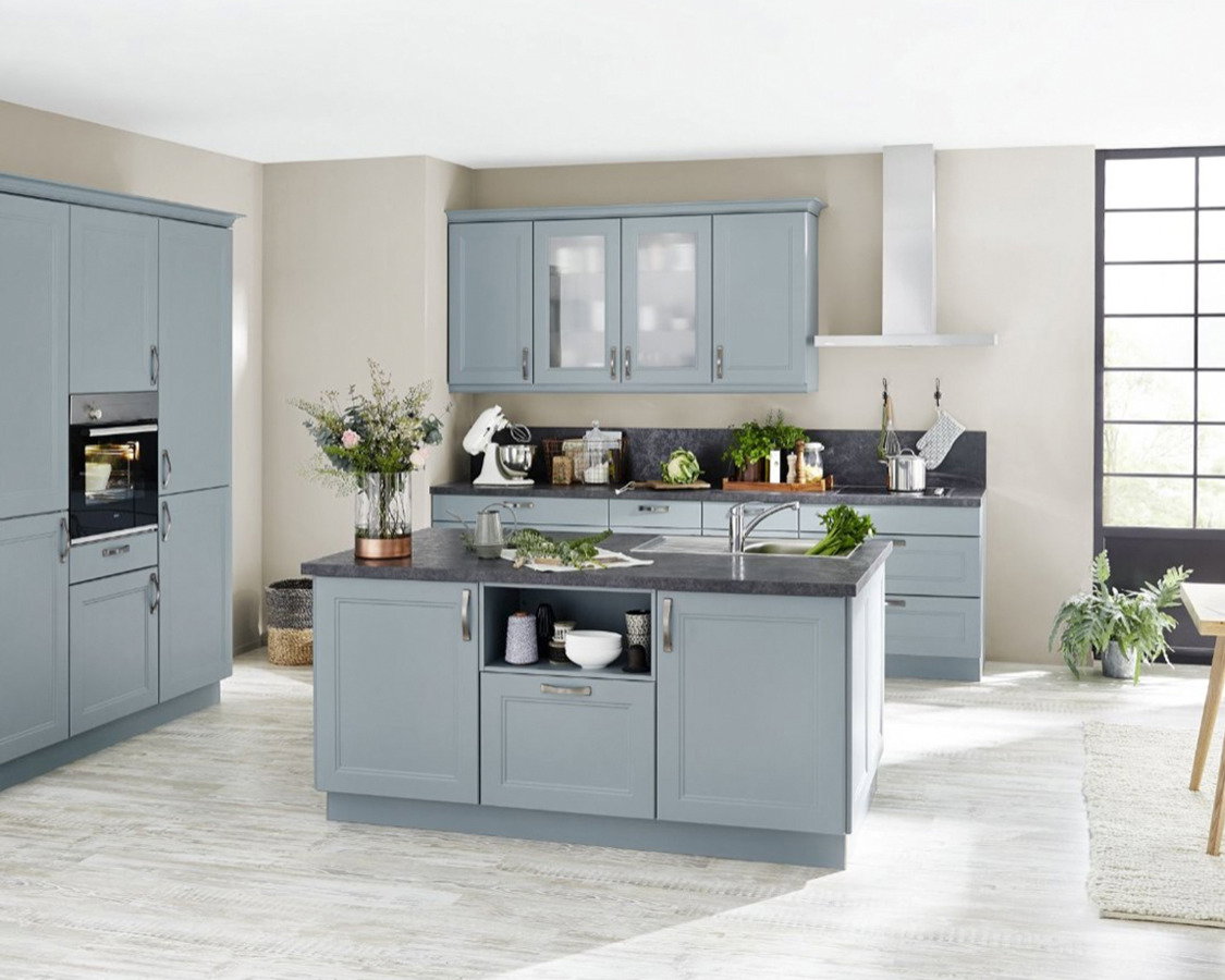 K&uuml;chenzeile in Hellblau Echtlack Opal Softmatt mit klarer Linienf&uuml;hrung und modernem Design.