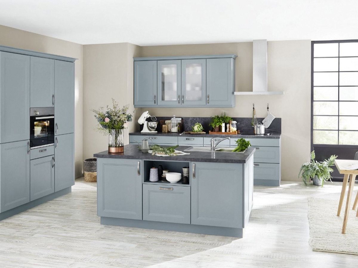 Küchenzeile in Hellblau Echtlack Opal Softmatt mit klarer Linienführung und modernem Design.