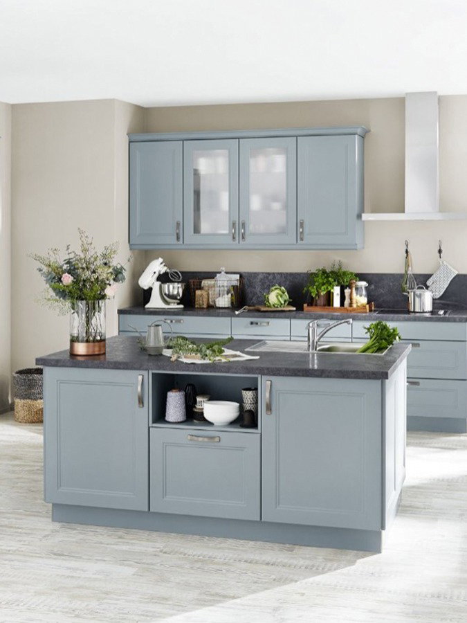 Küchenzeile in Hellblau Echtlack Opal Softmatt mit klarer Linienführung und modernem Design.
