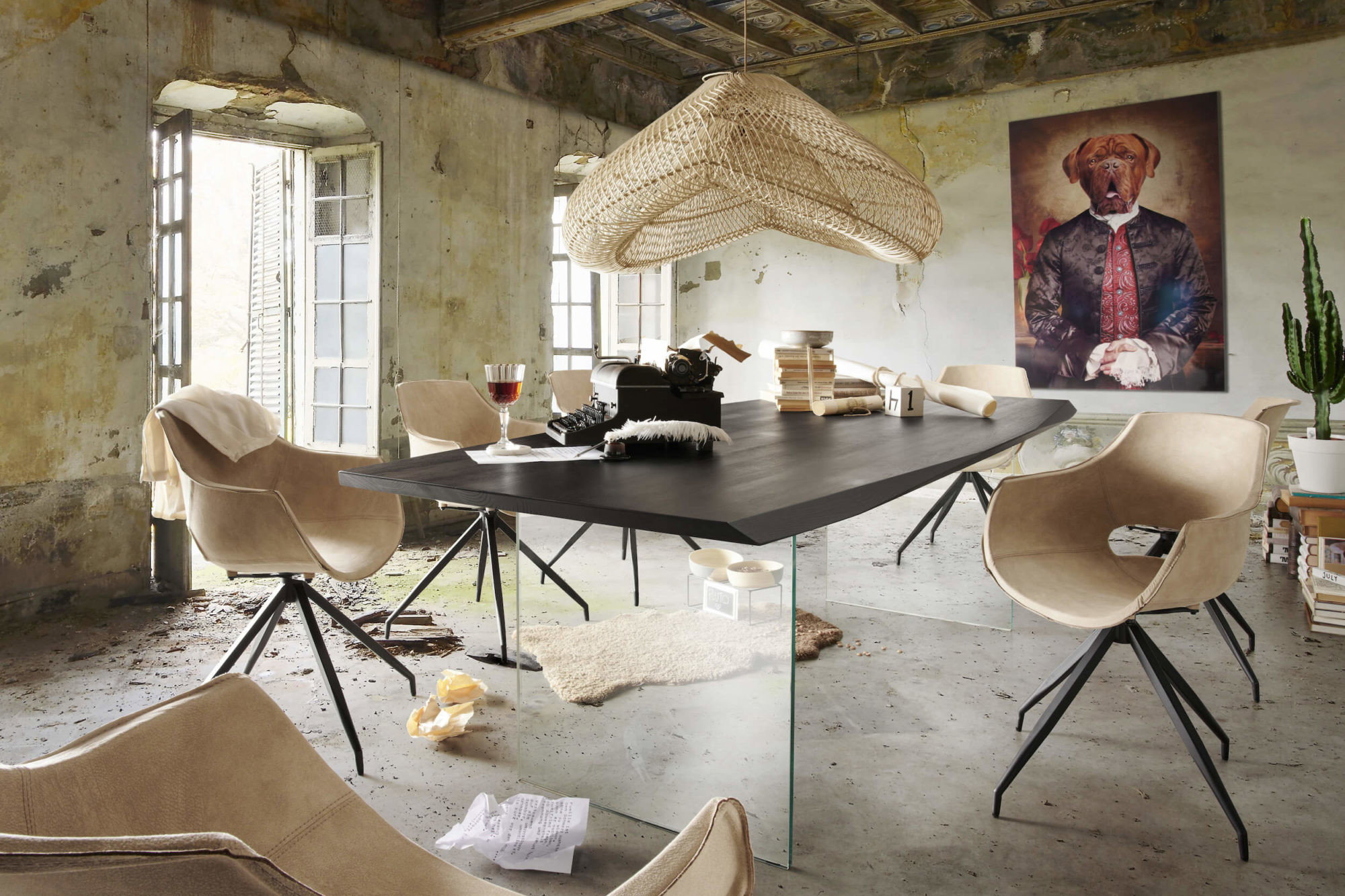 Bodahl Tisch mit Glasgestell mit hellen Stühlen