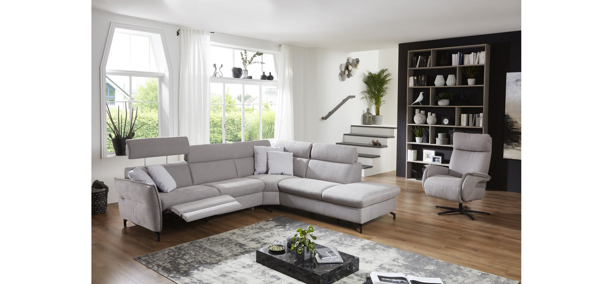 Ecksofa - 2-Sitzer mit Ecke rechts, Kopfstütze/Armlehne verstellbar (manuell), Relaxfunktion (motorisch), Webstoff, Hellgrau – Bild 2