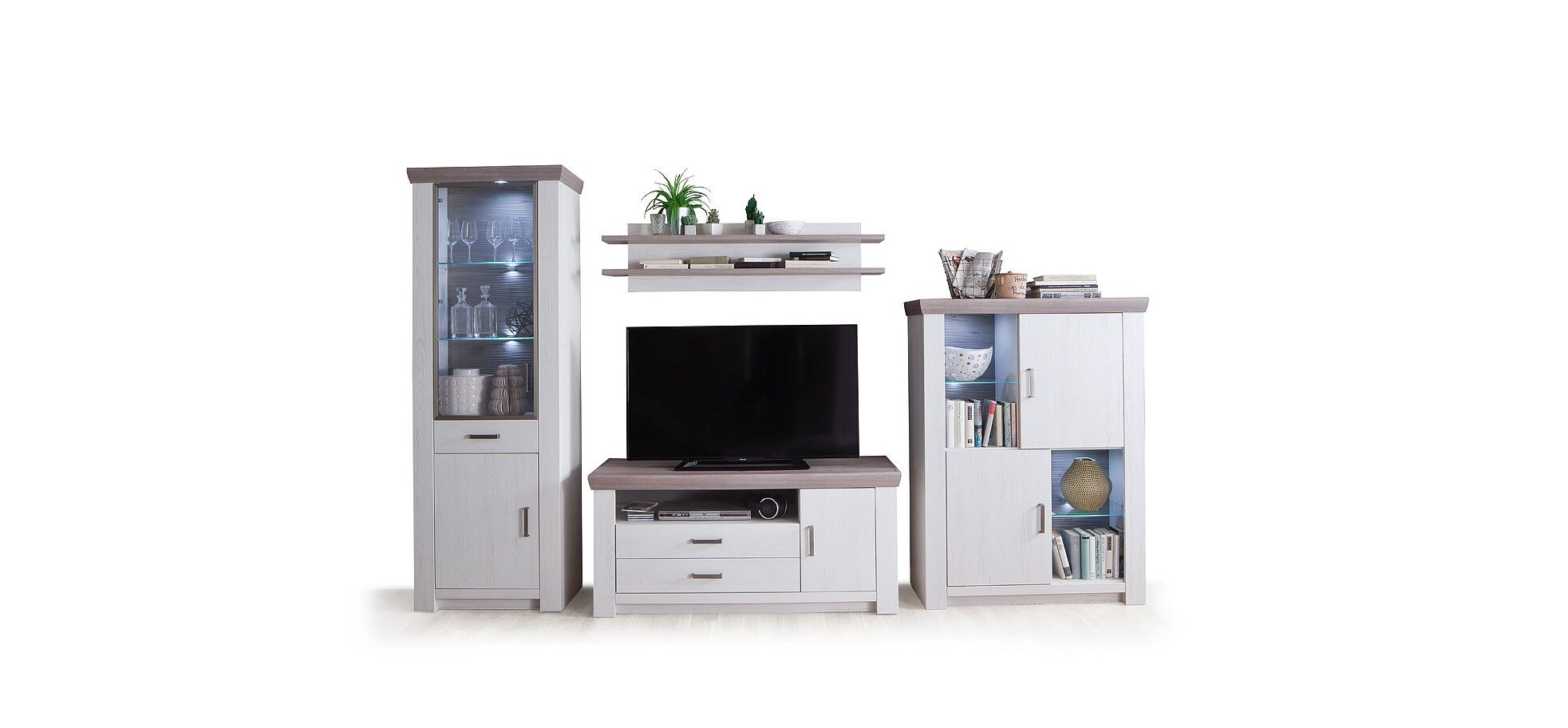 Wohnwand im Landhausstil mit Beleuchtung