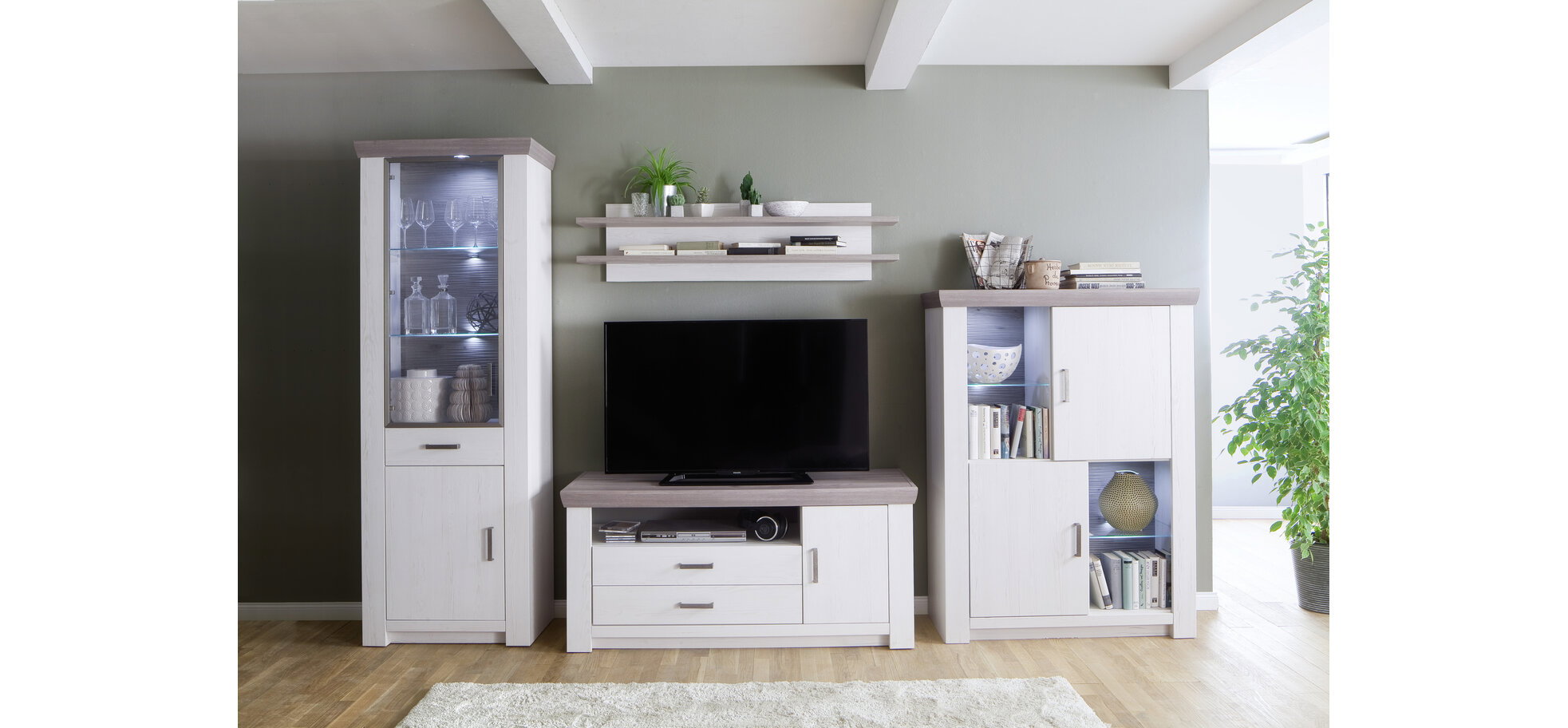 Wohnwand im Landhausstil mit Beleuchtung – Bild 2