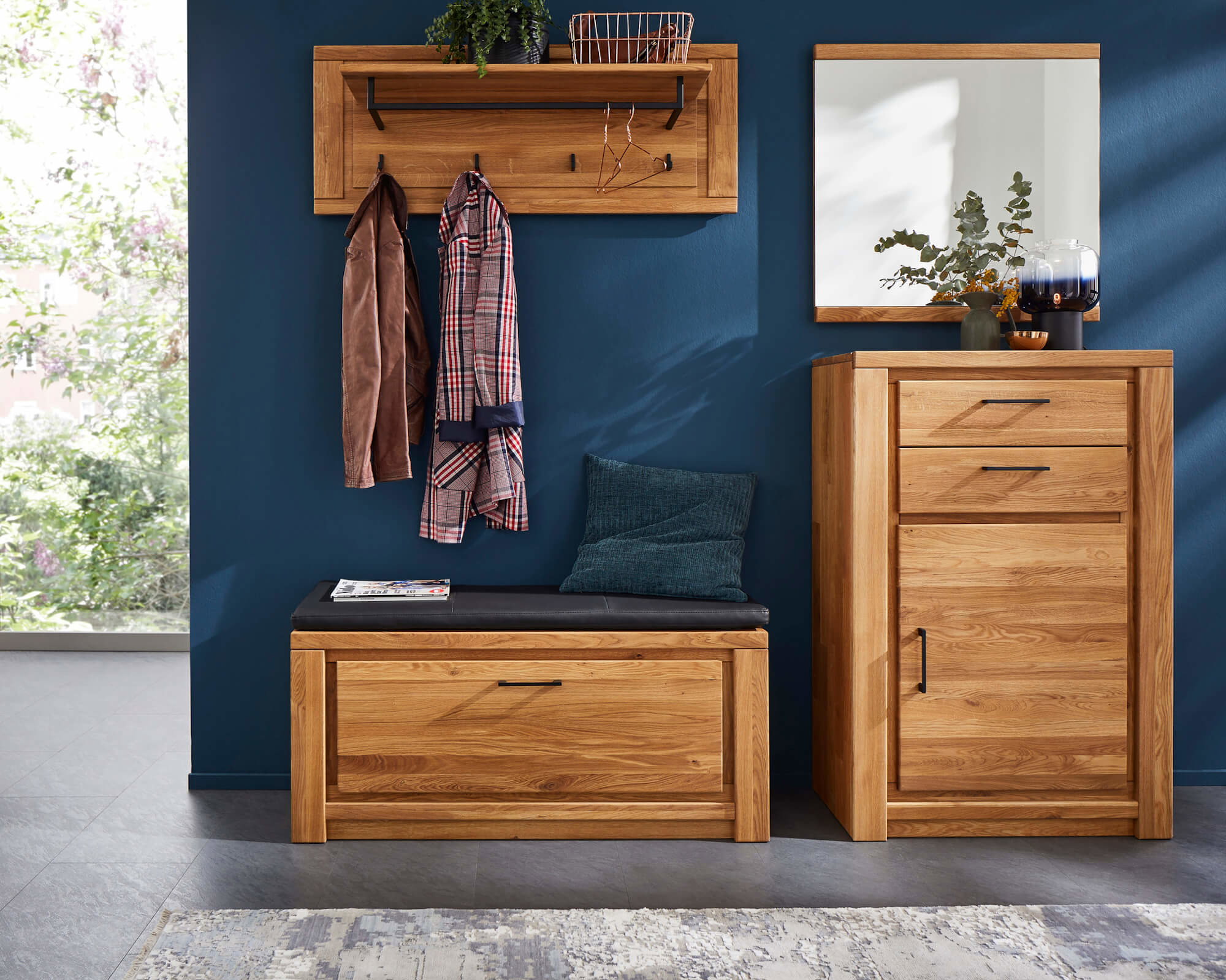 Holzgarderobe, Garderobe Holzoptik vor dunkelblauer Wand, Garderobenpaneel Farmingdale von Natura Home, Eiche massiv mit Kleiderstange, Ablageboden und vier Hacken