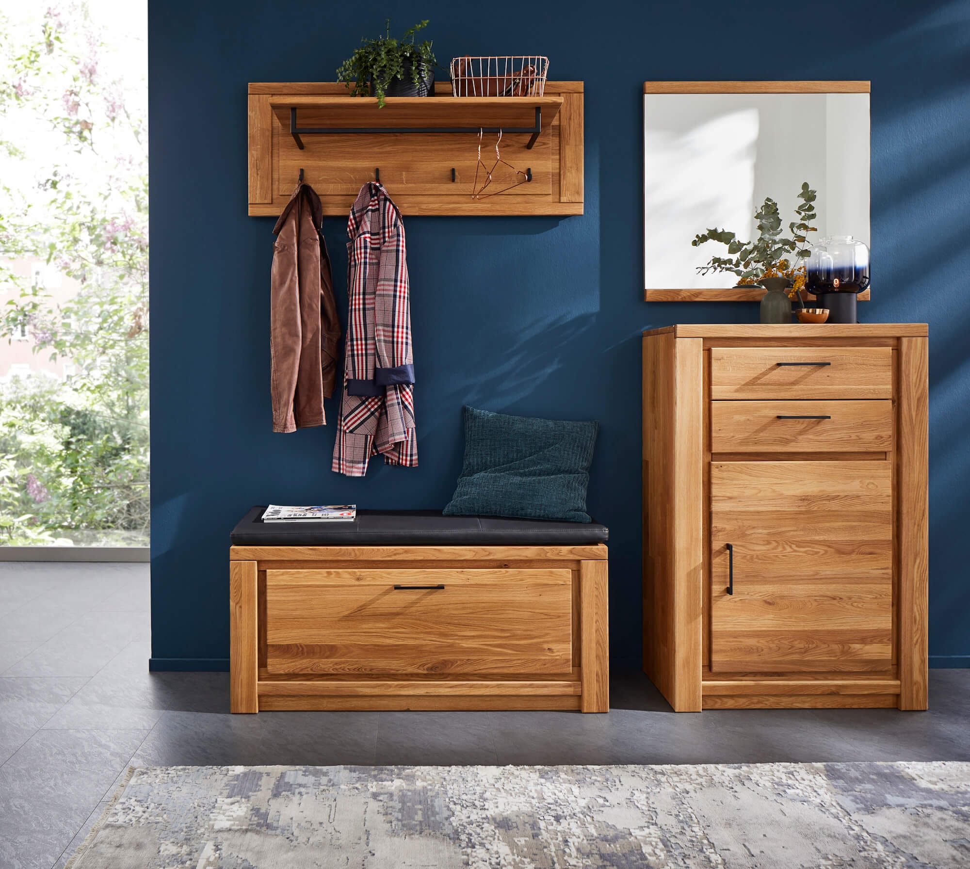 Holzgarderobe, Garderobe Holzoptik vor dunkelblauer Wand, Garderobenpaneel Farmingdale von Natura Home, Eiche massiv mit Kleiderstange, Ablageboden und vier Hacken