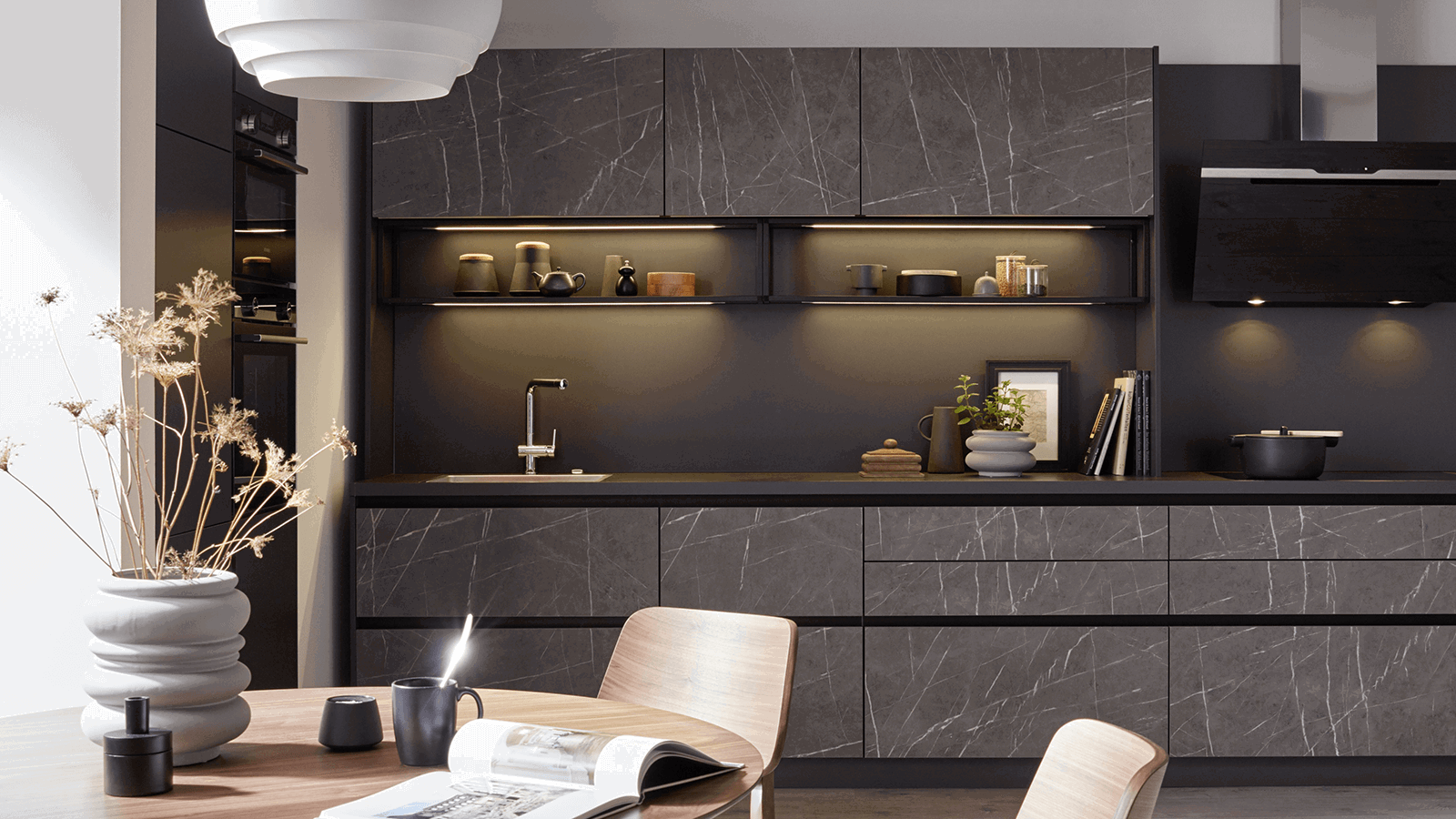 Moderne K&uuml;che in Lavaschwarz mit Marmor Scuro Nachbildung, klaren Linien und eleganter Optik.