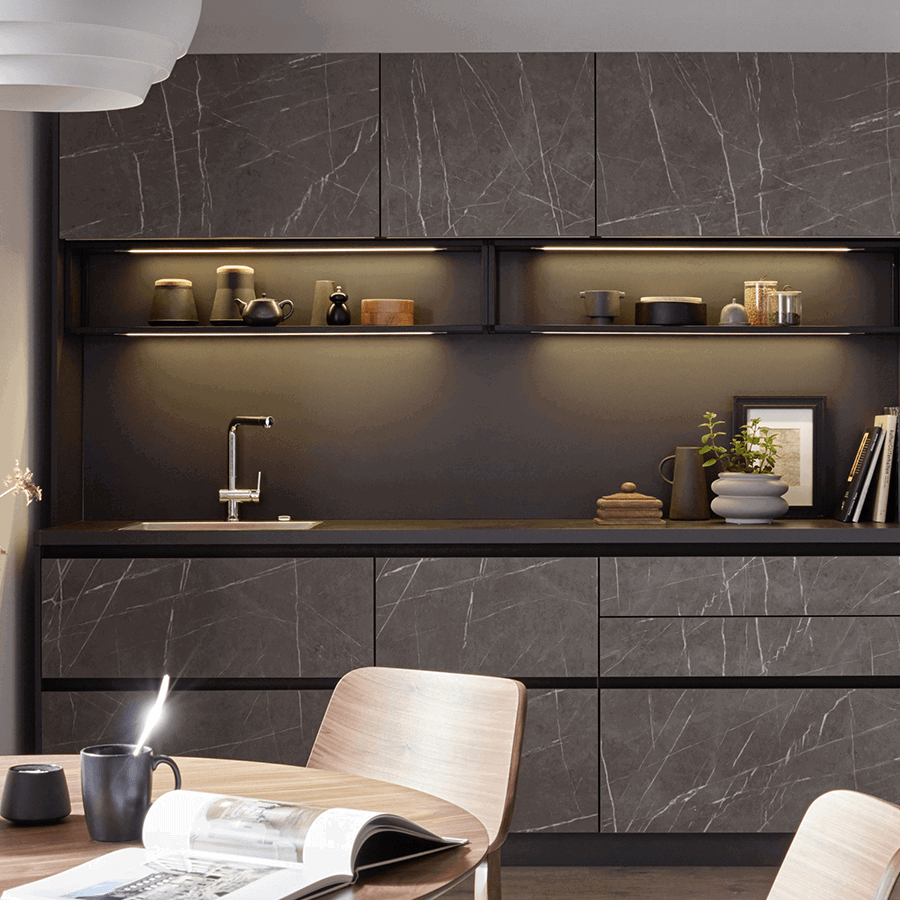 Moderne Küche in Lavaschwarz mit Marmor Scuro Nachbildung, klaren Linien und eleganter Optik.