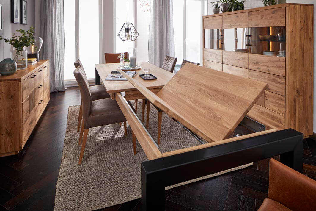7 Natura Home Esstisch Farmingdale aus Wildeiche massiv, 4-Fuß aus schwarzem Metall, schräge Kante
