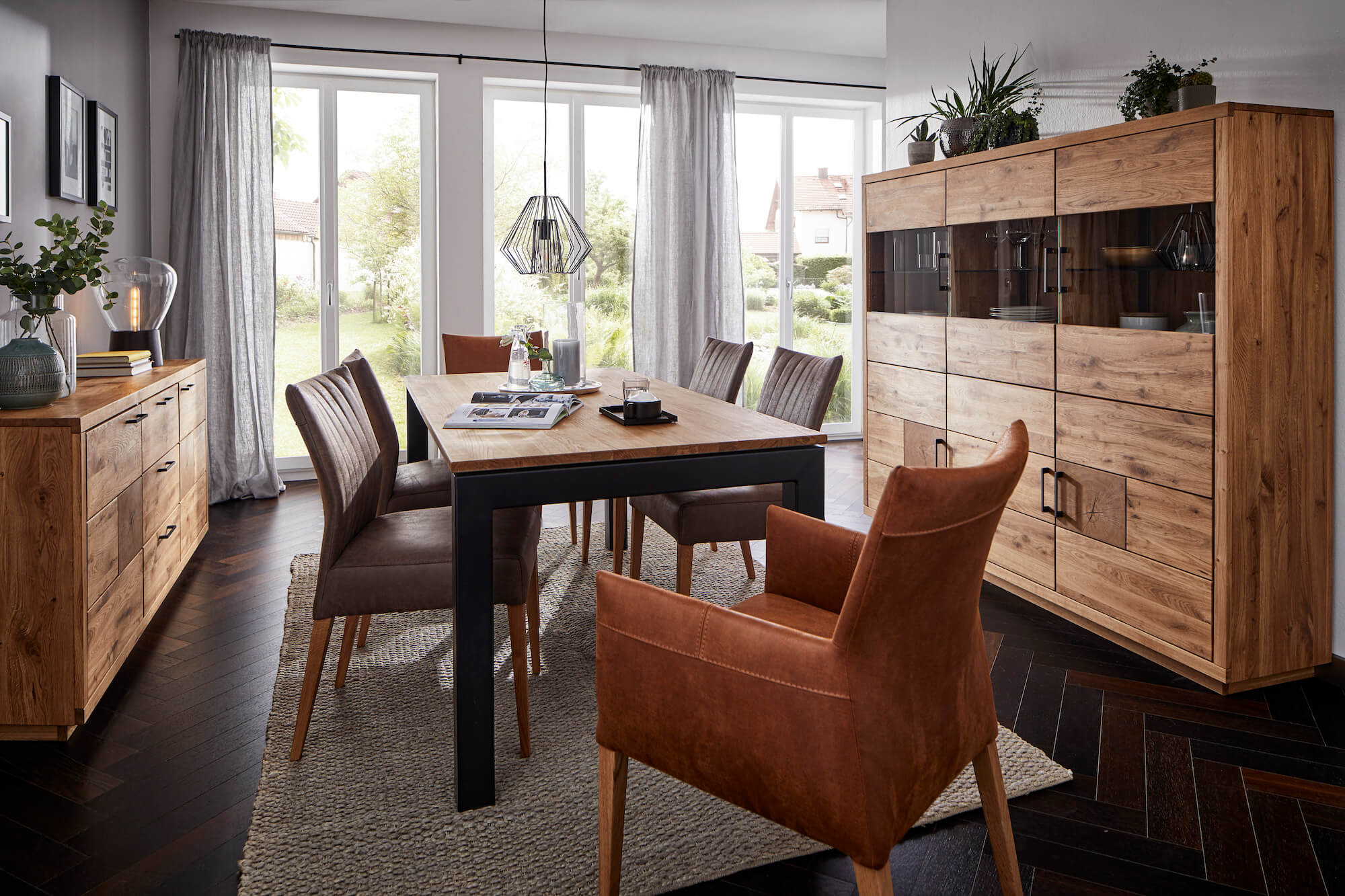 7 Natura Home Esstisch Farmingdale aus Wildeiche massiv, 4-Fuß aus schwarzem Metall, schräge Kante