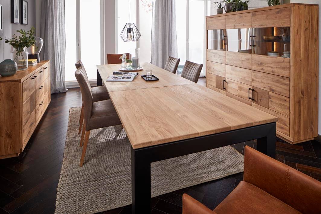 7 Natura Home Esstisch Farmingdale aus Wildeiche massiv, 4-Fuß aus schwarzem Metall, schräge Kante