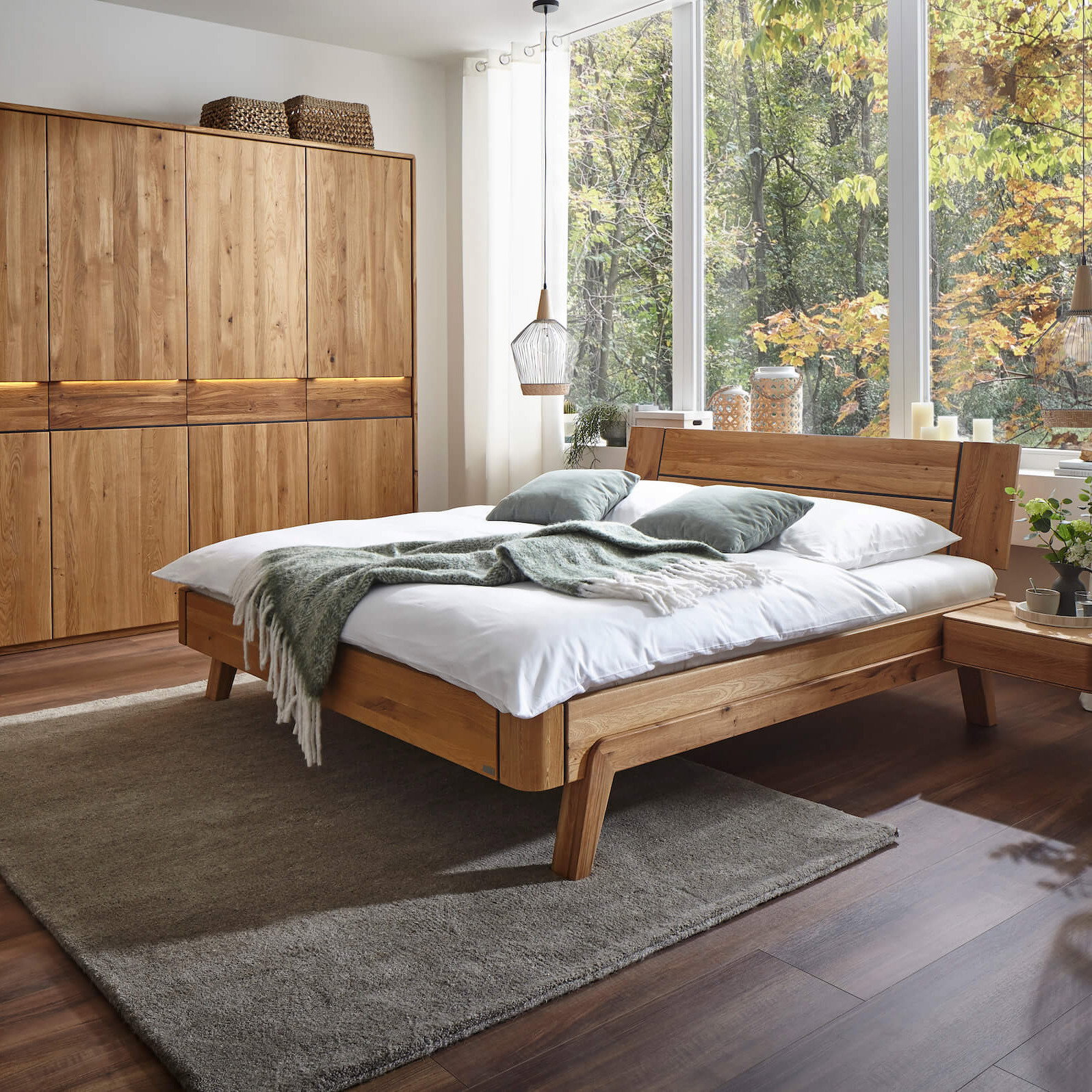 Massivholzbett New Jersey von Natura Home, Liegefl&auml;che ca. 180x200 cm, Wildeiche massiv, mit Lisenen Anthrazit