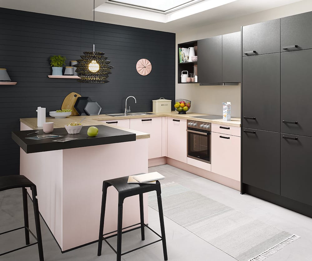 Individuelle 3D-geplante Küche in rosa und schwarz