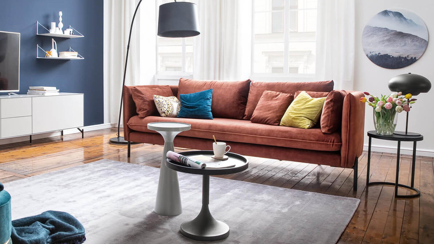 Ausmisten, Aufräumen, Konmari, Death-Cleaning, blaue Wand, Rostbraunes Samtsofa, grauer Teppich