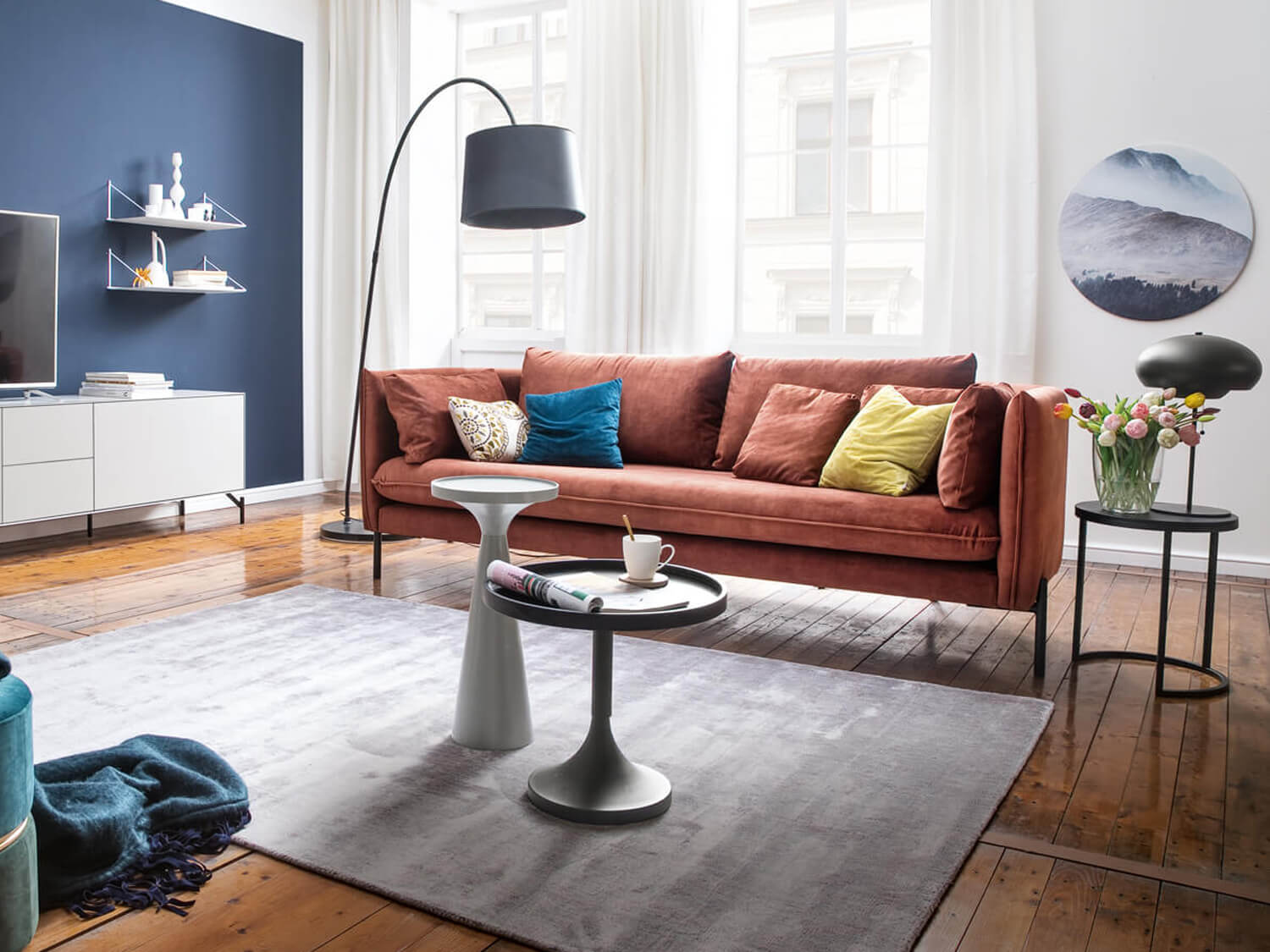Ausmisten, Aufräumen, Konmari, Death-Cleaning, blaue Wand, Rostbraunes Samtsofa, grauer Teppich
