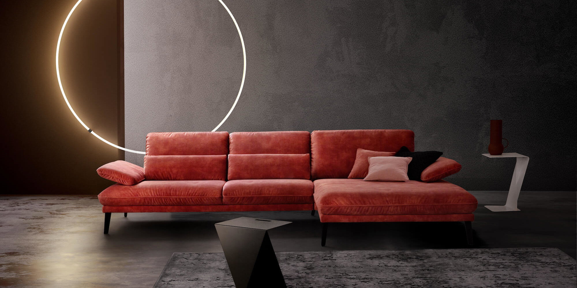 Ecksofa Vieste von Comfort Republic, Stoff Koralle mit Füßen iaus schwarzem Metall
