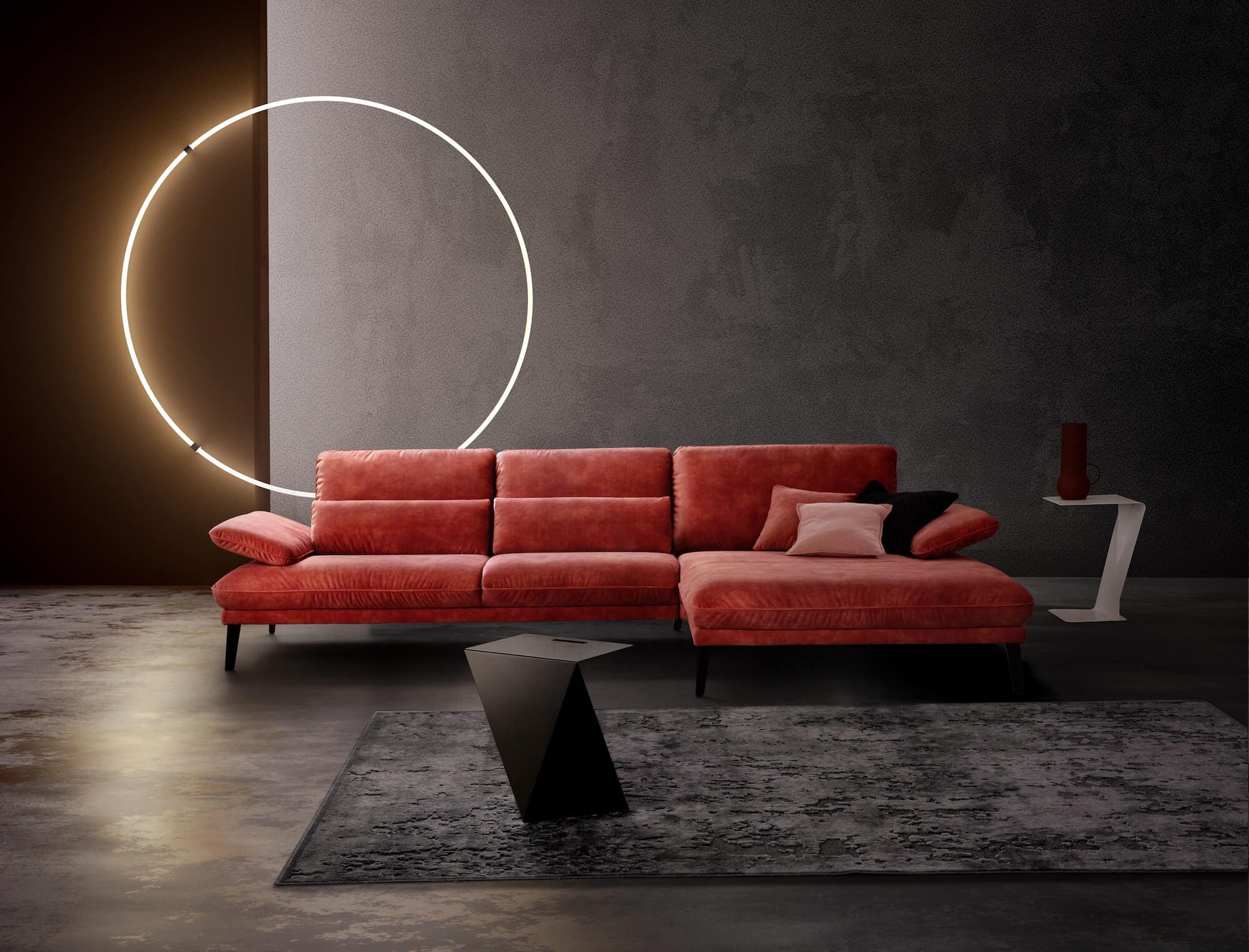 Ecksofa Vieste von Comfort Republic, Stoff Koralle mit Füßen iaus schwarzem Metall