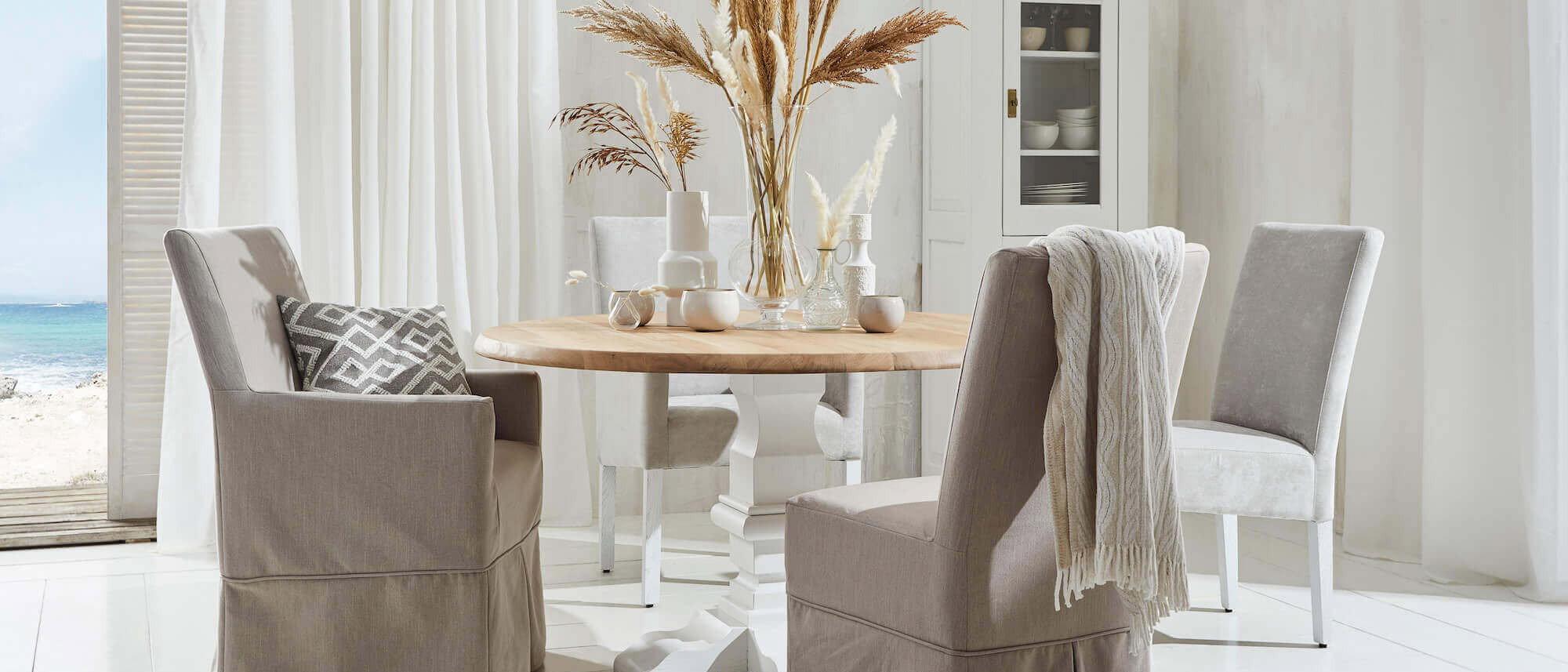 graue möbel, wandfarbe, grau, passende Einrichtung, farbliche Abstimmung in grau, Wohnzimmer,