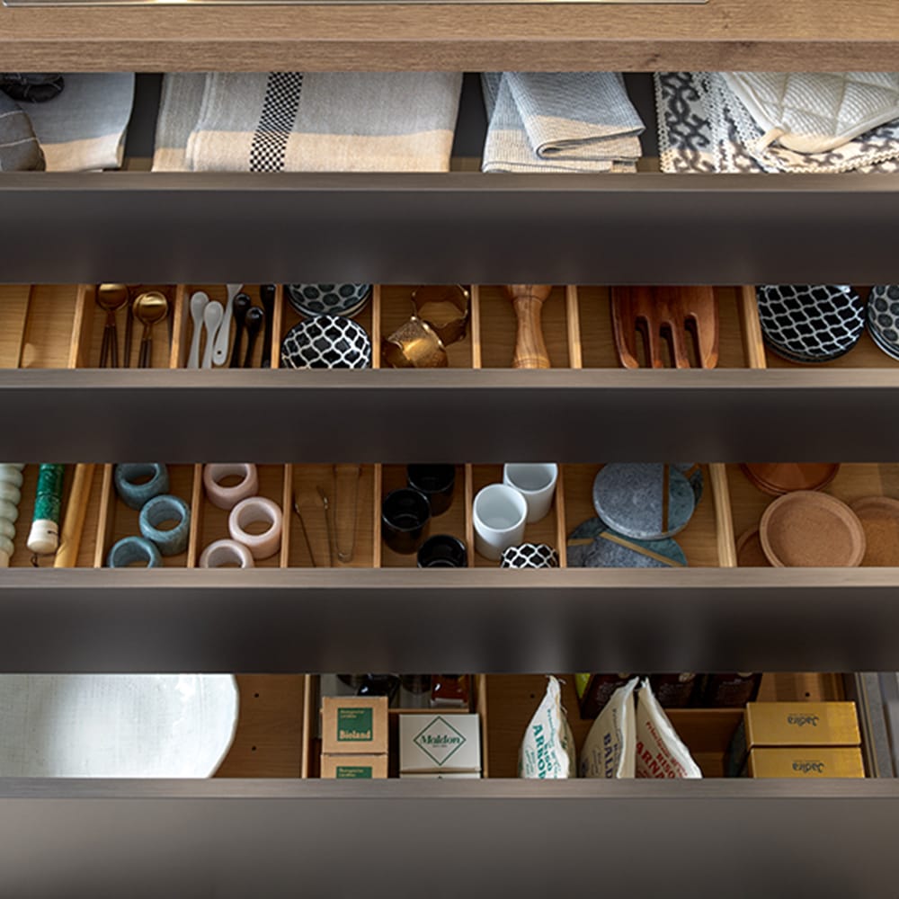 Schublade mit Einteilungen in einer Küche