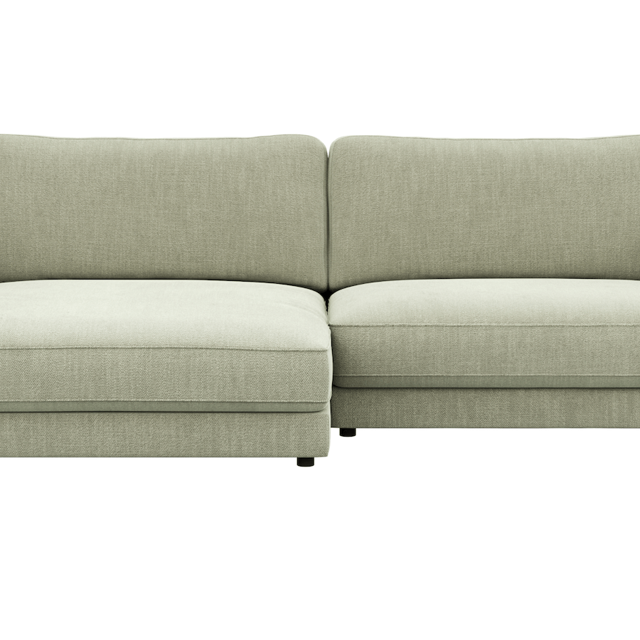 1,5 Sitzer Sofa Juni in Lindgrün Flachgewebe mit Longchair links oder rechts von Raum.Freunde