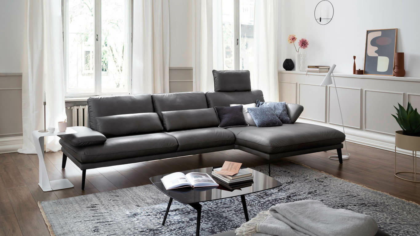 Welcher Teppich passt am besten zu einem grauen Sofa?