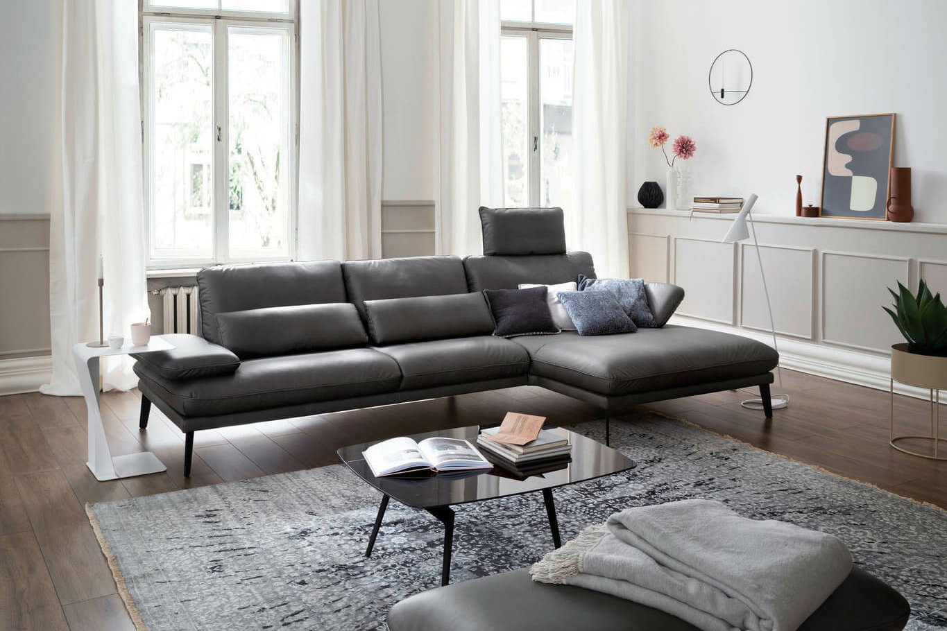 Welcher Teppich passt am besten zu einem grauen Sofa?